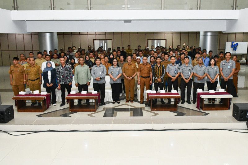 Foto Bersama Dalam Acara Pembukaan Pelatihan Dan Penyuluhan Hukum tentang Pos Bantuan Hukum (Posbankum) oleh Sekretaris Daerah Lombok Timur, H. Muhammad Juaini Taofik, Senin (22/6/2026)